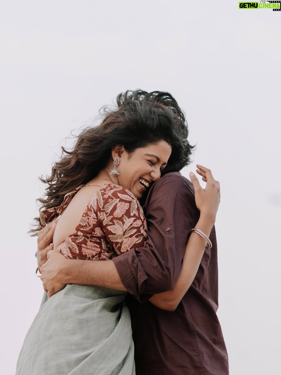 Roshini Haripriyan - 288.4K Likes - முதல் பக்கம் ♥️

Shot by @navin.appu @therootnarratives 

#grateful