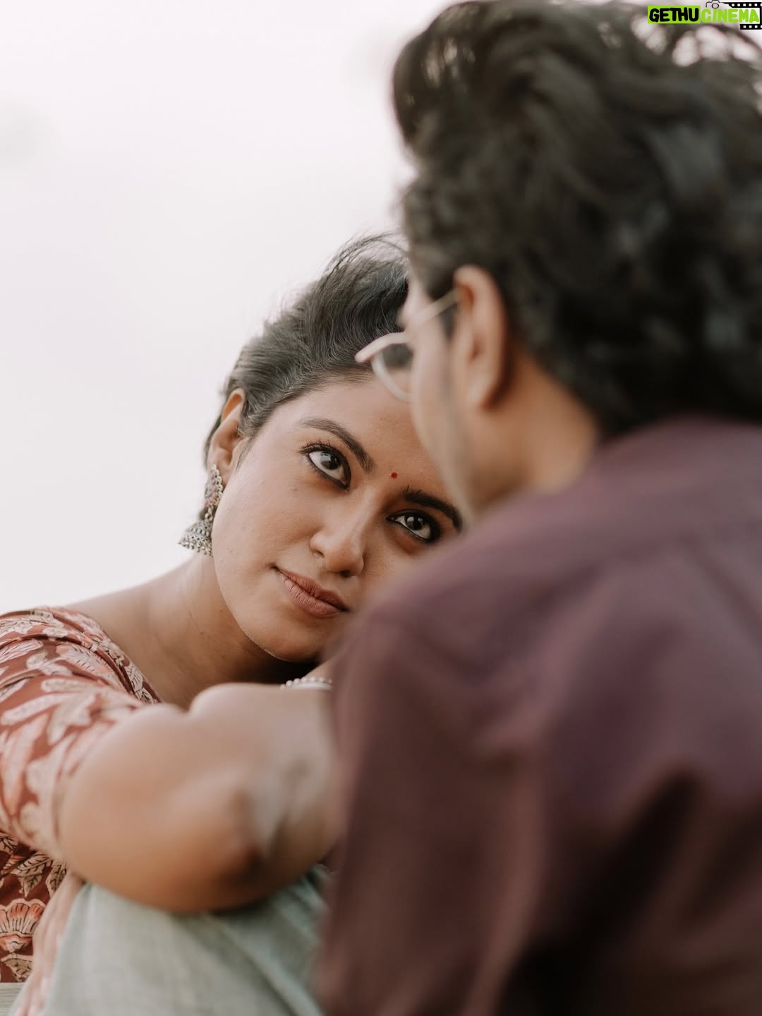 Roshini Haripriyan - 288.4K Likes - முதல் பக்கம் ♥️

Shot by @navin.appu @therootnarratives 

#grateful