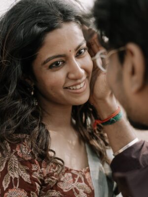 Roshini Haripriyan Instagram - முதல் பக்கம் ♥️
Shot by @navin.appu @therootnarratives
#grateful