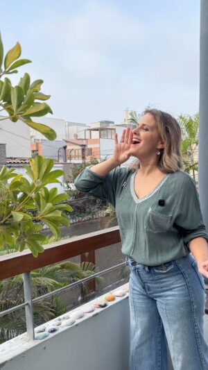 Rossana Fernández-Maldonado Instagram - 🎶 Cuando la vida se pone caótica… yo la convierto en musical. 😅
Y sí… parece chiste, pero es anécdota 😂
Entre loncheras, desayunos y canciones a lo Broadway, mi casa es puro musical. 🎭☕💃
Ponle música a tu vida y ven a cantar conmigo en #Princesola 💖
Celebremos el amor propio con risas, emociones, invitados y muchas sorpresas.
📅 20, 27 de noviembre y 4 de diciembre
📍 @laestaciondebarranco
🎟 Entradas en @teleticket.oficial
👉 #Princesola #RossanaFernandezMaldonado #AmorPropio #laestacióndebarranco
