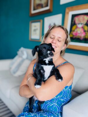 Rossana Fernández-Maldonado Instagram - Llegó Panchita a nuestra familia 🐾✨
Dulce, tierna, traviesa… y con casi 3 meses ya se adueñó de nuestros corazones 💛

Hace dos años se fue Bruno 🤍
Nuestro compañero fiel, también adoptado, que dejó una huella enorme en casa.
Hoy, con el corazón listo otra vez, abrimos la puerta a Panchita… también elegida desde el amor.

Porque lo creemos de verdad:
un amigo no se compra, se adopta.

Hay muchísimos perritos y gatitos esperando una oportunidad, una familia que los cuide y los quiera. Tener una mascota no es solo ilusión… es responsabilidad, compromiso y presencia diaria.

Si estás listo para dar tiempo, paciencia y amor, da el paso.
Adoptar transforma su vida… y la tuya también ✨

Gracias @adoptaproject.pe ❤️

#AdoptaNoCompres #AmorQueSeElige #Panchita
