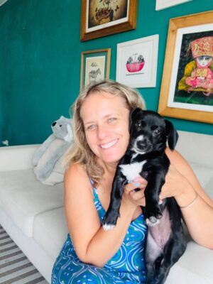 Rossana Fernández-Maldonado Instagram - Llegó Panchita a nuestra familia 🐾✨
Dulce, tierna, traviesa… y con casi 3 meses ya se adueñó de nuestros corazones 💛

Hace dos años se fue Bruno 🤍
Nuestro compañero fiel, también adoptado, que dejó una huella enorme en casa.
Hoy, con el corazón listo otra vez, abrimos la puerta a Panchita… también elegida desde el amor.

Porque lo creemos de verdad:
un amigo no se compra, se adopta.

Hay muchísimos perritos y gatitos esperando una oportunidad, una familia que los cuide y los quiera. Tener una mascota no es solo ilusión… es responsabilidad, compromiso y presencia diaria.

Si estás listo para dar tiempo, paciencia y amor, da el paso.
Adoptar transforma su vida… y la tuya también ✨

Gracias @adoptaproject.pe ❤️

#AdoptaNoCompres #AmorQueSeElige #Panchita