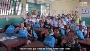 Rossana Fernández-Maldonado Instagram - La actriz y amiga de UNICEF, Rossana Fernández Maldonado, visitó un centro educativo en Ucayali para conocer de cerca el impacto del proyecto WASH que impulsa UNICEF en la región.
Durante su recorrido, pudo ver cómo el acceso a agua segura, baños adecuados y espacios de higiene no solo protege la salud de niñas y niños, sino que transforma su experiencia educativa. Porque cuando mejoran los servicios de agua y saneamiento, también mejora la educación: hay menos enfermedades, más asistencia a clases y entornos más dignos para aprender y crecer.
En un contexto marcado por las inundaciones que han afectado a muchas comunidades, fortalecer estos servicios es clave para garantizar que las escuelas sigan siendo espacios seguros y resilientes.
Seguimos trabajando para que cada niña y cada niño pueda aprender en condiciones adecuadas, incluso frente a la emergencia. 💧📚
@rossana.fm