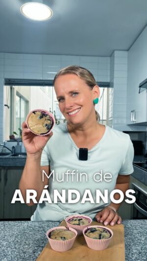 Rossana Fernández-Maldonado Instagram - A veces lo más rico es lo más simple 💛
Estos muffins de arándanos son prueba de eso.
Sin gluten. Sin complicaciones. Sin excusas.
Solo necesitas:
🥚 2 huevos
🍌 2 plátanos bien maduros
🥜 259 g de mantequilla de maní
🫐 Un puñado generoso de arándanos
✨ Endulzante al gusto
Mezclas todo, al molde y al horno… y listo.
Quedan húmedos, esponjosos y con ese toque dulce natural que provoca repetir.
Perfectos para loncheras, para el cafecito de la tarde o para cuando quieres algo rico sin sabotearte 🙃
Si los haces, me cuentas. Pero cuidado… desaparecen rápido.
#MuffinsSaludables
#SinGluten
#RecetasSinGluten
#SnackSaludable
#loncherassaludables
