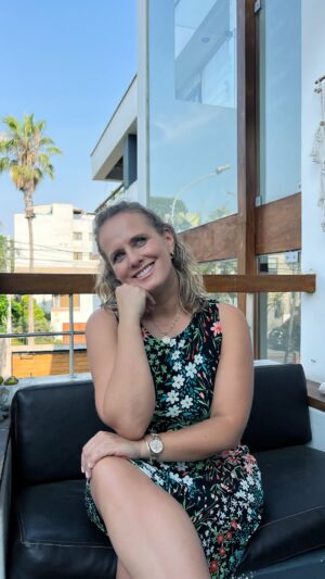 Rossana Fernández-Maldonado Instagram - Ser actriz no es solo aplausos ni alfombras rojas.
Es pausa, es duda, es volver a empezar.
Es una carrera inestable, sí. Te compara, te exige, te confronta. Pero también te transforma, te hace crecer y te regala momentos que no se olvidan nunca. 🎭✨
A los jóvenes que sienten este llamado: prepárense, estudien, trabajen en ustedes mismos. No es un camino fácil, pero es profundamente hermoso.
Si perseveran, el camino se abre. Paso a paso. 💛
#Actuación #Teatro #Vocación #Sueños #perseverancia
