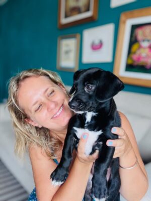 Rossana Fernández-Maldonado Instagram - Llegó Panchita a nuestra familia 🐾✨
Dulce, tierna, traviesa… y con casi 3 meses ya se adueñó de nuestros corazones 💛

Hace dos años se fue Bruno 🤍
Nuestro compañero fiel, también adoptado, que dejó una huella enorme en casa.
Hoy, con el corazón listo otra vez, abrimos la puerta a Panchita… también elegida desde el amor.

Porque lo creemos de verdad:
un amigo no se compra, se adopta.

Hay muchísimos perritos y gatitos esperando una oportunidad, una familia que los cuide y los quiera. Tener una mascota no es solo ilusión… es responsabilidad, compromiso y presencia diaria.

Si estás listo para dar tiempo, paciencia y amor, da el paso.
Adoptar transforma su vida… y la tuya también ✨

Gracias @adoptaproject.pe ❤️

#AdoptaNoCompres #AmorQueSeElige #Panchita