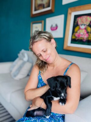 Rossana Fernández-Maldonado Instagram - Llegó Panchita a nuestra familia 🐾✨
Dulce, tierna, traviesa… y con casi 3 meses ya se adueñó de nuestros corazones 💛

Hace dos años se fue Bruno 🤍
Nuestro compañero fiel, también adoptado, que dejó una huella enorme en casa.
Hoy, con el corazón listo otra vez, abrimos la puerta a Panchita… también elegida desde el amor.

Porque lo creemos de verdad:
un amigo no se compra, se adopta.

Hay muchísimos perritos y gatitos esperando una oportunidad, una familia que los cuide y los quiera. Tener una mascota no es solo ilusión… es responsabilidad, compromiso y presencia diaria.

Si estás listo para dar tiempo, paciencia y amor, da el paso.
Adoptar transforma su vida… y la tuya también ✨

Gracias @adoptaproject.pe ❤️

#AdoptaNoCompres #AmorQueSeElige #Panchita