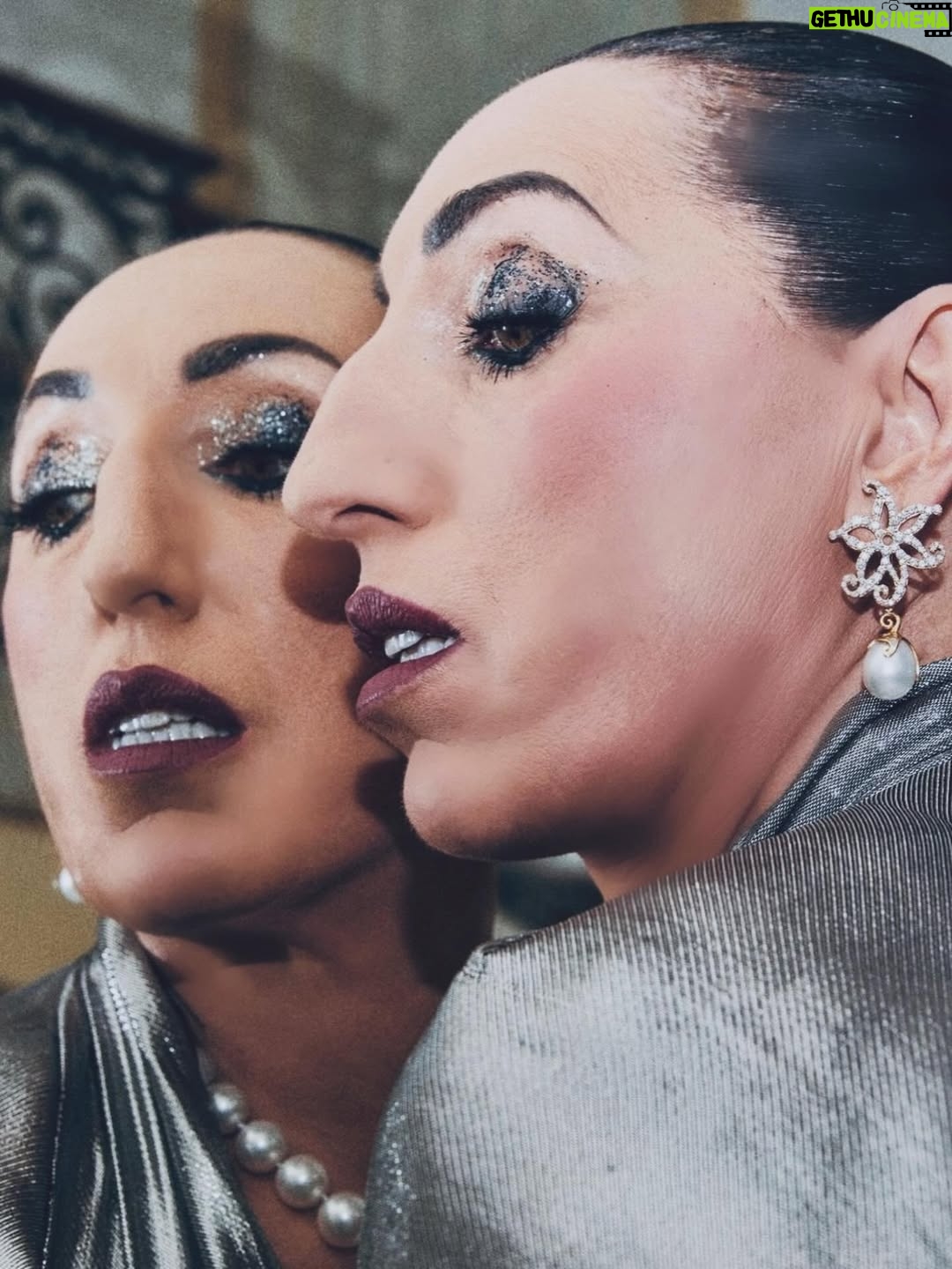 Rossy de Palma - 15.3K Likes - Gràcies @academiadecine  #Goyas2026 🙌🏽 ha estat un Plaer Celebrar vuestro 40🎂 Moltes Felicitats Visca el Cinema 🎬 el Arte i la Solidaritat 🫂
Merci de Tot Cor als Meus Estimats Cómplices 🫶🏽
💍 @tousjewelry
👗@sybillaofficial 
🪭@olivierbernoux
 💅🏼@tachabeauty
 💄@kleykafe
👠@ysl 
🧔🏻 @__lasmarquesas 
👩🏻‍💼@koneproducciones 
🏨@majestichotel
👥@dypcomunicacion 
📺@rtve 
🙏🏽a mi @pipiquer 
por el clavito de @vestopazzo 

#lavieenrossy