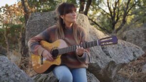 Rozalén Instagram - “Efímera” 💘

Me dicen que no hay que dormirse,
me obligo a hacer ya una nueva canción.
Alegre, que tenga buen ritmo,
letra pegadiza porque todo es efímero.
Me dicen que si cuánto premio,
que canto con todos, 
que qué años más buenos,
que se me ve luminosa,
siempre sonriendo, con brillo en el pelo.
Y yo que he derribado
los muros de mi esqueleto.
Que tengo las hojas en blanco, 
el tarro vacío, que no comprendo.
Y yo que aún no he escrito
todas las cartas que dicen adiós.
Que no encajo en este planeta
y me he mudado a calle decepción.

Y cómo te explico que hay días
que, aún teniendo todo, no soy feliz.
Me compro una sonrisa blanca,
me visto de rojo, te finjo que sí.
Las luces terminan cegando
y por dentro va caminando el dolor. 
Y la tristeza me mece.
Por más que lo intente, 
quedo grande todo.
Y no me permito caer
Y no me permito caer…

Un día me dijo un maestro
‘ya me he convertido en lo que siempre odié’.
No pierdas nunca tu faro,
que no te envuelvan en sueños de papel.
Confío en que con el tiempo
tenga más claro dónde quiero estar.
Y sepa a quién acercarme
y quién me aprecia de verdad.
Y yo que a veces deseo ser
quién no quiero ser.
Y siento que todo es mentira,
que el mundo se mueve por puro interés.
Y yo que aún no he escrito
todas las cartas que dicen te quiero.
Que no encajo en este planeta
y cada poco me muero de miedo.

Y has de caer para entender
Y has de caer para volver…

#Rozalén #Efímera