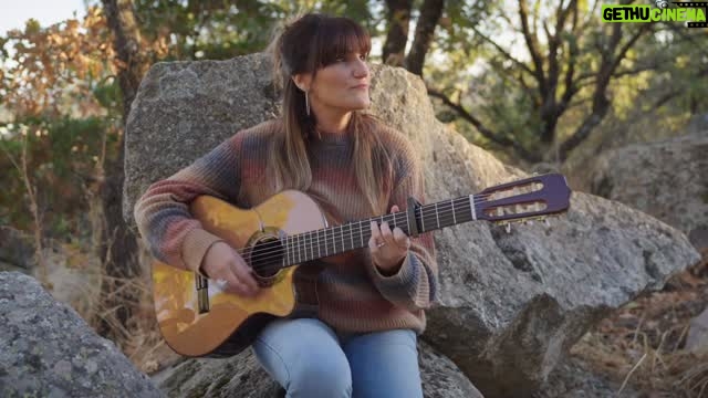 Rozalén - 15.3K Likes - “Efímera” 💘

Me dicen que no hay que dormirse,
me obligo a hacer ya una nueva canción.
Alegre, que tenga buen ritmo,
letra pegadiza porque todo es efímero.
Me dicen que si cuánto premio,
que canto con todos, 
que qué años más buenos,
que se me ve luminosa,
siempre sonriendo, con brillo en el pelo.
Y yo que he derribado
los muros de mi esqueleto.
Que tengo las hojas en blanco, 
el tarro vacío, que no comprendo.
Y yo que aún no he escrito
todas las cartas que dicen adiós.
Que no encajo en este planeta
y me he mudado a calle decepción.

Y cómo te explico que hay días
que, aún teniendo todo, no soy feliz.
Me compro una sonrisa blanca,
me visto de rojo, te finjo que sí.
Las luces terminan cegando
y por dentro va caminando el dolor. 
Y la tristeza me mece.
Por más que lo intente, 
quedo grande todo.
Y no me permito caer
Y no me permito caer…

Un día me dijo un maestro
‘ya me he convertido en lo que siempre odié’.
No pierdas nunca tu faro,
que no te envuelvan en sueños de papel.
Confío en que con el tiempo
tenga más claro dónde quiero estar.
Y sepa a quién acercarme
y quién me aprecia de verdad.
Y yo que a veces deseo ser
quién no quiero ser.
Y siento que todo es mentira,
que el mundo se mueve por puro interés.
Y yo que aún no he escrito
todas las cartas que dicen te quiero.
Que no encajo en este planeta
y cada poco me muero de miedo.

Y has de caer para entender
Y has de caer para volver…

#Rozalén #Efímera