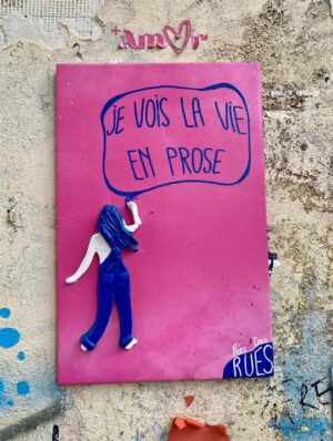Rozalén Instagram - Mi 8M hoy es enterito para ti 💜
Tenías 23 años cuando empezabais a venir a Francia a vendimiar en septiembre, por cuatro perras, en pésimas condiciones. 
Tuviste que dejar la escuela con 14 años porque eras la mayor de 6 y ponerte a hacer dulces con la abuela, a trabajar la tierra, a bordar para la calle, a limpiar la casa. 
Te sangraban los dedos en los almacenes de melocotones, albaricoques, pimientos… en pueblos de Murcia.
Siempre cantando. Siempre alegre.
Nos criaste y educaste a mi hermano y a mi. 
Luego a la abuela. 
Luego al papá. 
Cuidaste de todos.
Y aún te atreves a decir que tú no eres ‘mujer trabajadora’ porque no eras quien mantenía económicamente el hogar.
Hoy estamos juntas tú y yo en París. 
Vuelves a Francia con una hija que ha tenido la Oportunidad y la Libertad para estudiar, trabajar y ser lo que quiera ser. 
GRACIAS a ti y a tantas mujeres que se la han jugado por conseguir cada vez más derechos… 
Soy consciente. Estoy agradecida. 
Por eso siento la responsabilidad de seguir dando pasos hacia delante ✊

#8M 💜
#FeministaSiempre