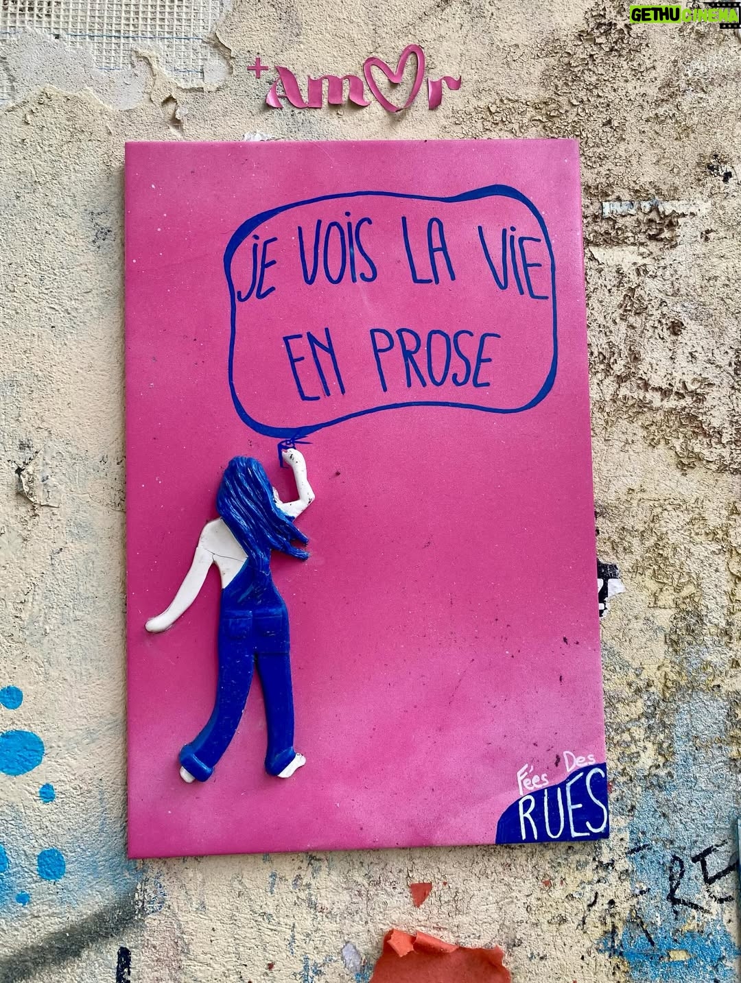 Rozalén - 45.5K Likes - Mi 8M hoy es enterito para ti 💜
Tenías 23 años cuando empezabais a venir a Francia a vendimiar en septiembre, por cuatro perras, en pésimas condiciones. 
Tuviste que dejar la escuela con 14 años porque eras la mayor de 6 y ponerte a hacer dulces con la abuela, a trabajar la tierra, a bordar para la calle, a limpiar la casa. 
Te sangraban los dedos en los almacenes de melocotones, albaricoques, pimientos… en pueblos de Murcia.
Siempre cantando. Siempre alegre.
Nos criaste y educaste a mi hermano y a mi. 
Luego a la abuela. 
Luego al papá. 
Cuidaste de todos.
Y aún te atreves a decir que tú no eres ‘mujer trabajadora’ porque no eras quien mantenía económicamente el hogar.
Hoy estamos juntas tú y yo en París. 
Vuelves a Francia con una hija que ha tenido la Oportunidad y la Libertad para estudiar, trabajar y ser lo que quiera ser. 
GRACIAS a ti y a tantas mujeres que se la han jugado por conseguir cada vez más derechos… 
Soy consciente. Estoy agradecida. 
Por eso siento la responsabilidad de seguir dando pasos hacia delante ✊

#8M 💜
#FeministaSiempre