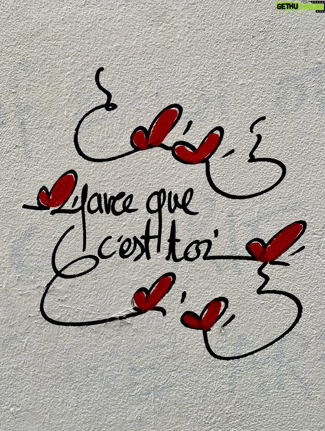 Rozalén - 45.5K Likes - Mi 8M hoy es enterito para ti 💜
Tenías 23 años cuando empezabais a venir a Francia a vendimiar en septiembre, por cuatro perras, en pésimas condiciones. 
Tuviste que dejar la escuela con 14 años porque eras la mayor de 6 y ponerte a hacer dulces con la abuela, a trabajar la tierra, a bordar para la calle, a limpiar la casa. 
Te sangraban los dedos en los almacenes de melocotones, albaricoques, pimientos… en pueblos de Murcia.
Siempre cantando. Siempre alegre.
Nos criaste y educaste a mi hermano y a mi. 
Luego a la abuela. 
Luego al papá. 
Cuidaste de todos.
Y aún te atreves a decir que tú no eres ‘mujer trabajadora’ porque no eras quien mantenía económicamente el hogar.
Hoy estamos juntas tú y yo en París. 
Vuelves a Francia con una hija que ha tenido la Oportunidad y la Libertad para estudiar, trabajar y ser lo que quiera ser. 
GRACIAS a ti y a tantas mujeres que se la han jugado por conseguir cada vez más derechos… 
Soy consciente. Estoy agradecida. 
Por eso siento la responsabilidad de seguir dando pasos hacia delante ✊

#8M 💜
#FeministaSiempre