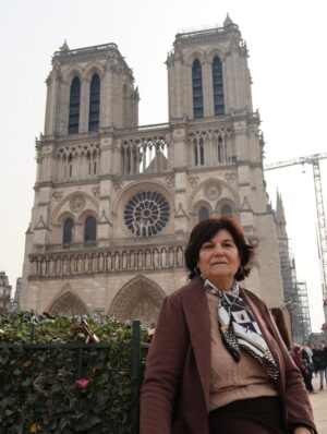 Rozalén Instagram - Mi 8M hoy es enterito para ti 💜
Tenías 23 años cuando empezabais a venir a Francia a vendimiar en septiembre, por cuatro perras, en pésimas condiciones. 
Tuviste que dejar la escuela con 14 años porque eras la mayor de 6 y ponerte a hacer dulces con la abuela, a trabajar la tierra, a bordar para la calle, a limpiar la casa. 
Te sangraban los dedos en los almacenes de melocotones, albaricoques, pimientos… en pueblos de Murcia.
Siempre cantando. Siempre alegre.
Nos criaste y educaste a mi hermano y a mi. 
Luego a la abuela. 
Luego al papá. 
Cuidaste de todos.
Y aún te atreves a decir que tú no eres ‘mujer trabajadora’ porque no eras quien mantenía económicamente el hogar.
Hoy estamos juntas tú y yo en París. 
Vuelves a Francia con una hija que ha tenido la Oportunidad y la Libertad para estudiar, trabajar y ser lo que quiera ser. 
GRACIAS a ti y a tantas mujeres que se la han jugado por conseguir cada vez más derechos… 
Soy consciente. Estoy agradecida. 
Por eso siento la responsabilidad de seguir dando pasos hacia delante ✊

#8M 💜
#FeministaSiempre