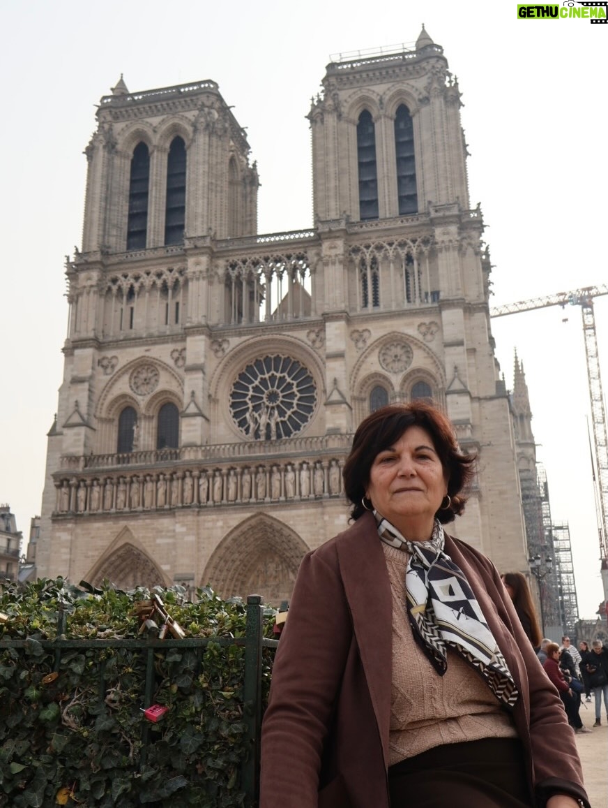 Rozalén - 45.5K Likes - Mi 8M hoy es enterito para ti 💜
Tenías 23 años cuando empezabais a venir a Francia a vendimiar en septiembre, por cuatro perras, en pésimas condiciones. 
Tuviste que dejar la escuela con 14 años porque eras la mayor de 6 y ponerte a hacer dulces con la abuela, a trabajar la tierra, a bordar para la calle, a limpiar la casa. 
Te sangraban los dedos en los almacenes de melocotones, albaricoques, pimientos… en pueblos de Murcia.
Siempre cantando. Siempre alegre.
Nos criaste y educaste a mi hermano y a mi. 
Luego a la abuela. 
Luego al papá. 
Cuidaste de todos.
Y aún te atreves a decir que tú no eres ‘mujer trabajadora’ porque no eras quien mantenía económicamente el hogar.
Hoy estamos juntas tú y yo en París. 
Vuelves a Francia con una hija que ha tenido la Oportunidad y la Libertad para estudiar, trabajar y ser lo que quiera ser. 
GRACIAS a ti y a tantas mujeres que se la han jugado por conseguir cada vez más derechos… 
Soy consciente. Estoy agradecida. 
Por eso siento la responsabilidad de seguir dando pasos hacia delante ✊

#8M 💜
#FeministaSiempre