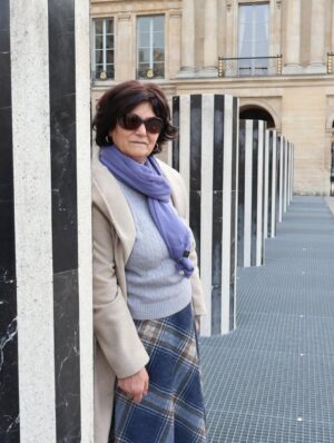 Rozalén Instagram - Mi 8M hoy es enterito para ti 💜
Tenías 23 años cuando empezabais a venir a Francia a vendimiar en septiembre, por cuatro perras, en pésimas condiciones. 
Tuviste que dejar la escuela con 14 años porque eras la mayor de 6 y ponerte a hacer dulces con la abuela, a trabajar la tierra, a bordar para la calle, a limpiar la casa. 
Te sangraban los dedos en los almacenes de melocotones, albaricoques, pimientos… en pueblos de Murcia.
Siempre cantando. Siempre alegre.
Nos criaste y educaste a mi hermano y a mi. 
Luego a la abuela. 
Luego al papá. 
Cuidaste de todos.
Y aún te atreves a decir que tú no eres ‘mujer trabajadora’ porque no eras quien mantenía económicamente el hogar.
Hoy estamos juntas tú y yo en París. 
Vuelves a Francia con una hija que ha tenido la Oportunidad y la Libertad para estudiar, trabajar y ser lo que quiera ser. 
GRACIAS a ti y a tantas mujeres que se la han jugado por conseguir cada vez más derechos… 
Soy consciente. Estoy agradecida. 
Por eso siento la responsabilidad de seguir dando pasos hacia delante ✊

#8M 💜
#FeministaSiempre