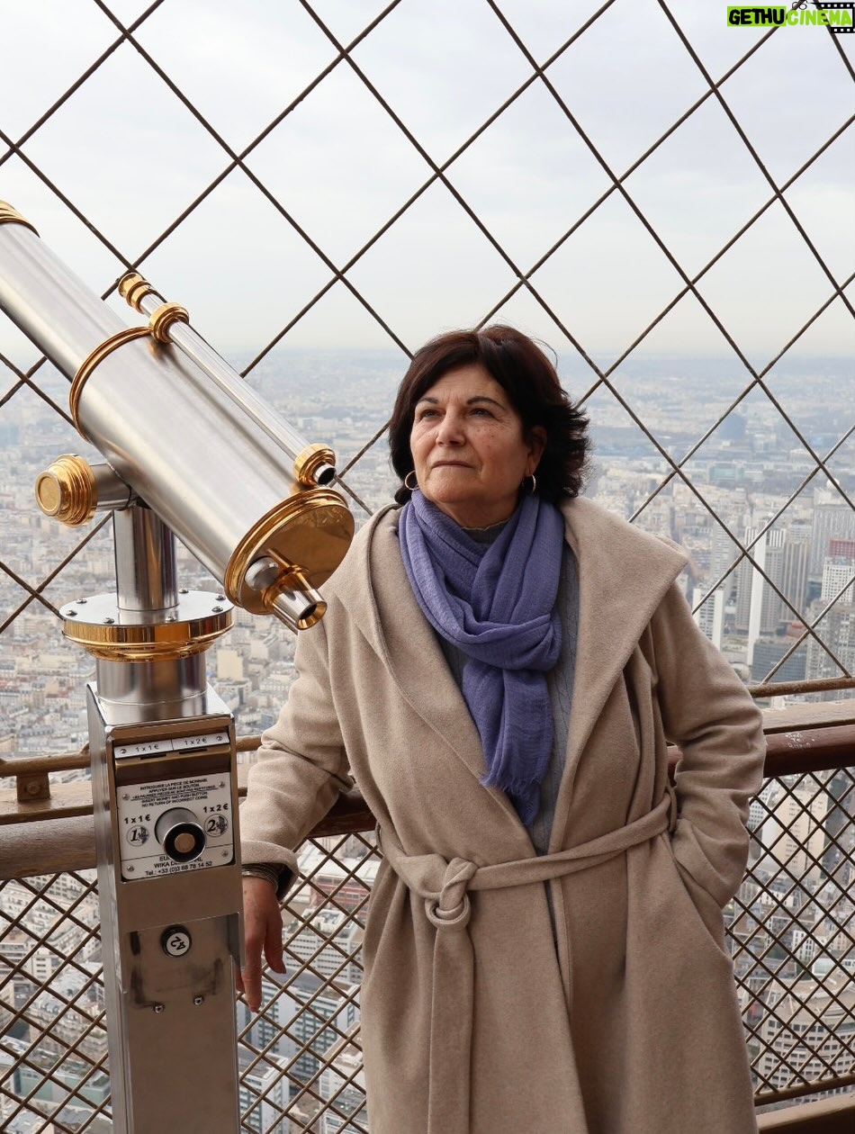 Rozalén - 45.5K Likes - Mi 8M hoy es enterito para ti 💜
Tenías 23 años cuando empezabais a venir a Francia a vendimiar en septiembre, por cuatro perras, en pésimas condiciones. 
Tuviste que dejar la escuela con 14 años porque eras la mayor de 6 y ponerte a hacer dulces con la abuela, a trabajar la tierra, a bordar para la calle, a limpiar la casa. 
Te sangraban los dedos en los almacenes de melocotones, albaricoques, pimientos… en pueblos de Murcia.
Siempre cantando. Siempre alegre.
Nos criaste y educaste a mi hermano y a mi. 
Luego a la abuela. 
Luego al papá. 
Cuidaste de todos.
Y aún te atreves a decir que tú no eres ‘mujer trabajadora’ porque no eras quien mantenía económicamente el hogar.
Hoy estamos juntas tú y yo en París. 
Vuelves a Francia con una hija que ha tenido la Oportunidad y la Libertad para estudiar, trabajar y ser lo que quiera ser. 
GRACIAS a ti y a tantas mujeres que se la han jugado por conseguir cada vez más derechos… 
Soy consciente. Estoy agradecida. 
Por eso siento la responsabilidad de seguir dando pasos hacia delante ✊

#8M 💜
#FeministaSiempre