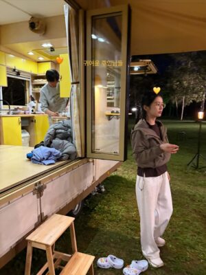 Ryu Hye-young Instagram - 바다건너 바퀴달린집🚌⛴️💚🩵 #tvn #바다건너바퀴달린집