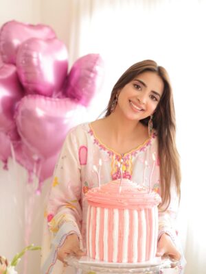 Saboor Aly Instagram - 🌸👼🏻🎂✨
.
.
.
.
@zarahnurofficial 
@rehanmithanii 
@masuma_mohsin_makeup_artist