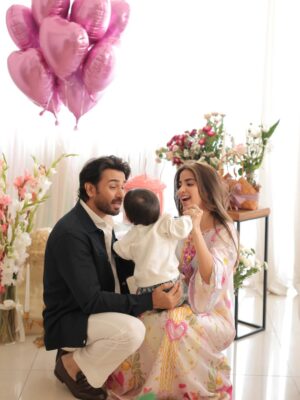 Saboor Aly Instagram - 🌸👼🏻🎂✨
.
.
.
.
@zarahnurofficial 
@rehanmithanii 
@masuma_mohsin_makeup_artist