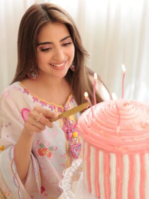 Saboor Aly Instagram - 🌸👼🏻🎂✨
.
.
.
.
@zarahnurofficial 
@rehanmithanii 
@masuma_mohsin_makeup_artist