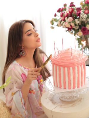 Saboor Aly Instagram - 🌸👼🏻🎂✨
.
.
.
.
@zarahnurofficial 
@rehanmithanii 
@masuma_mohsin_makeup_artist