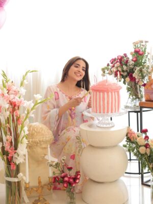 Saboor Aly Instagram - 🌸👼🏻🎂✨
.
.
.
.
@zarahnurofficial 
@rehanmithanii 
@masuma_mohsin_makeup_artist