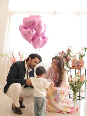 Saboor Aly Instagram - 🌸👼🏻🎂✨
.
.
.
.
@zarahnurofficial 
@rehanmithanii 
@masuma_mohsin_makeup_artist