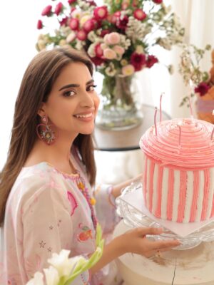 Saboor Aly Instagram - 🌸👼🏻🎂✨
.
.
.
.
@zarahnurofficial 
@rehanmithanii 
@masuma_mohsin_makeup_artist