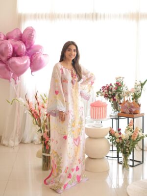 Saboor Aly Instagram - 🌸👼🏻🎂✨
.
.
.
.
@zarahnurofficial 
@rehanmithanii 
@masuma_mohsin_makeup_artist