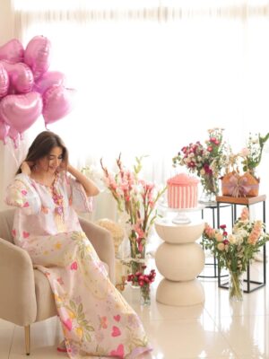 Saboor Aly Instagram - 🌸👼🏻🎂✨
.
.
.
.
@zarahnurofficial 
@rehanmithanii 
@masuma_mohsin_makeup_artist