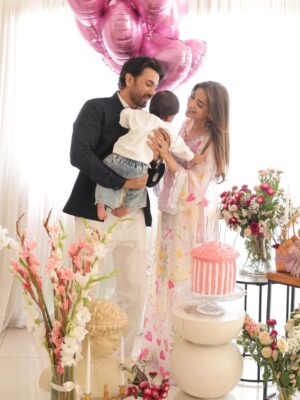 Saboor Aly Instagram - 🌸👼🏻🎂✨
.
.
.
.
@zarahnurofficial 
@rehanmithanii 
@masuma_mohsin_makeup_artist