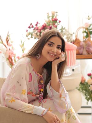 Saboor Aly Instagram - 🌸👼🏻🎂✨
.
.
.
.
@zarahnurofficial 
@rehanmithanii 
@masuma_mohsin_makeup_artist