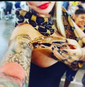 Sabrina Boing Boing Instagram - #trend #2016 2016🔁2026 

Um ano bem intenso , como a maioria !  Resumo :
- Dj , convenções de tatuagem , muitas tatuagens , muitas gravações de #tv  destaque para @pgmsilviosantos 
Participei do filme #contratovitalicio @portadosfundos 
Participei do “reality” humor #oranchinho @redetv fui a grande vencedora levei 1 milhão 🌽 , amei muito vários animais entre eles a galinha “Cocó” que foi a minha companheira de gravação .
Viajei muitoooo , lembro de decepções e superações 🙌🏻
Ano do filme Esqtadrao Suicid@ eu cosplay da Arlequina e viciada em @gameofthrones  got amava a Daenerys (ainda amo) ! 

Acho que é isso !  Só decidi que vou mudar o visual 🤩