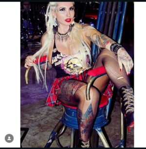 Sabrina Boing Boing Instagram - #trend #2016 2016🔁2026 

Um ano bem intenso , como a maioria !  Resumo :
- Dj , convenções de tatuagem , muitas tatuagens , muitas gravações de #tv  destaque para @pgmsilviosantos 
Participei do filme #contratovitalicio @portadosfundos 
Participei do “reality” humor #oranchinho @redetv fui a grande vencedora levei 1 milhão 🌽 , amei muito vários animais entre eles a galinha “Cocó” que foi a minha companheira de gravação .
Viajei muitoooo , lembro de decepções e superações 🙌🏻
Ano do filme Esqtadrao Suicid@ eu cosplay da Arlequina e viciada em @gameofthrones  got amava a Daenerys (ainda amo) ! 

Acho que é isso !  Só decidi que vou mudar o visual 🤩