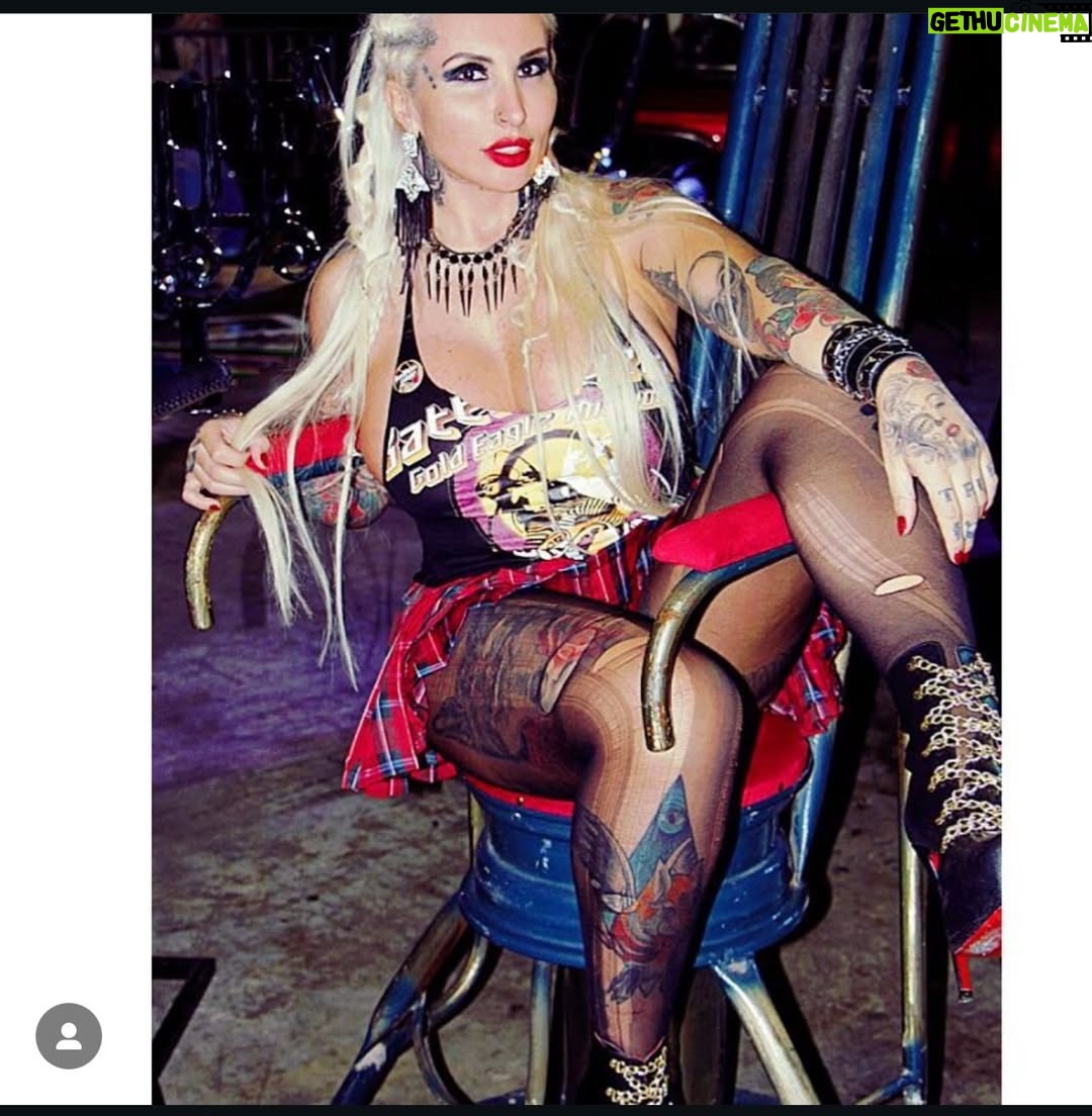 Sabrina Boing Boing - 375 Likes - #trend #2016 2016🔁2026 

Um ano bem intenso , como a maioria !  Resumo :
- Dj , convenções de tatuagem , muitas tatuagens , muitas gravações de #tv  destaque para @pgmsilviosantos 
Participei do filme #contratovitalicio @portadosfundos 
Participei do “reality” humor #oranchinho @redetv fui a grande vencedora levei 1 milhão 🌽 , amei muito vários animais entre eles a galinha “Cocó” que foi a minha companheira de gravação .
Viajei muitoooo , lembro de decepções e superações 🙌🏻
Ano do filme Esqtadrao Suicid@ eu cosplay da Arlequina e viciada em @gameofthrones  got amava a Daenerys (ainda amo) ! 

Acho que é isso !  Só decidi que vou mudar o visual 🤩