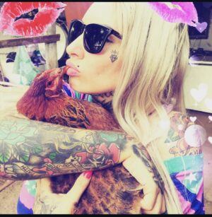 Sabrina Boing Boing Instagram - #trend #2016 2016🔁2026 

Um ano bem intenso , como a maioria !  Resumo :
- Dj , convenções de tatuagem , muitas tatuagens , muitas gravações de #tv  destaque para @pgmsilviosantos 
Participei do filme #contratovitalicio @portadosfundos 
Participei do “reality” humor #oranchinho @redetv fui a grande vencedora levei 1 milhão 🌽 , amei muito vários animais entre eles a galinha “Cocó” que foi a minha companheira de gravação .
Viajei muitoooo , lembro de decepções e superações 🙌🏻
Ano do filme Esqtadrao Suicid@ eu cosplay da Arlequina e viciada em @gameofthrones  got amava a Daenerys (ainda amo) ! 

Acho que é isso !  Só decidi que vou mudar o visual 🤩