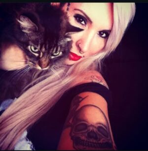 Sabrina Boing Boing Instagram - #trend #2016 2016🔁2026 

Um ano bem intenso , como a maioria !  Resumo :
- Dj , convenções de tatuagem , muitas tatuagens , muitas gravações de #tv  destaque para @pgmsilviosantos 
Participei do filme #contratovitalicio @portadosfundos 
Participei do “reality” humor #oranchinho @redetv fui a grande vencedora levei 1 milhão 🌽 , amei muito vários animais entre eles a galinha “Cocó” que foi a minha companheira de gravação .
Viajei muitoooo , lembro de decepções e superações 🙌🏻
Ano do filme Esqtadrao Suicid@ eu cosplay da Arlequina e viciada em @gameofthrones  got amava a Daenerys (ainda amo) ! 

Acho que é isso !  Só decidi que vou mudar o visual 🤩