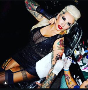 Sabrina Boing Boing Instagram - #trend #2016 2016🔁2026 

Um ano bem intenso , como a maioria !  Resumo :
- Dj , convenções de tatuagem , muitas tatuagens , muitas gravações de #tv  destaque para @pgmsilviosantos 
Participei do filme #contratovitalicio @portadosfundos 
Participei do “reality” humor #oranchinho @redetv fui a grande vencedora levei 1 milhão 🌽 , amei muito vários animais entre eles a galinha “Cocó” que foi a minha companheira de gravação .
Viajei muitoooo , lembro de decepções e superações 🙌🏻
Ano do filme Esqtadrao Suicid@ eu cosplay da Arlequina e viciada em @gameofthrones  got amava a Daenerys (ainda amo) ! 

Acho que é isso !  Só decidi que vou mudar o visual 🤩