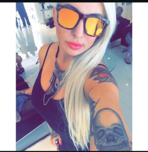 Sabrina Boing Boing Instagram - #trend #2016 2016🔁2026 

Um ano bem intenso , como a maioria !  Resumo :
- Dj , convenções de tatuagem , muitas tatuagens , muitas gravações de #tv  destaque para @pgmsilviosantos 
Participei do filme #contratovitalicio @portadosfundos 
Participei do “reality” humor #oranchinho @redetv fui a grande vencedora levei 1 milhão 🌽 , amei muito vários animais entre eles a galinha “Cocó” que foi a minha companheira de gravação .
Viajei muitoooo , lembro de decepções e superações 🙌🏻
Ano do filme Esqtadrao Suicid@ eu cosplay da Arlequina e viciada em @gameofthrones  got amava a Daenerys (ainda amo) ! 

Acho que é isso !  Só decidi que vou mudar o visual 🤩