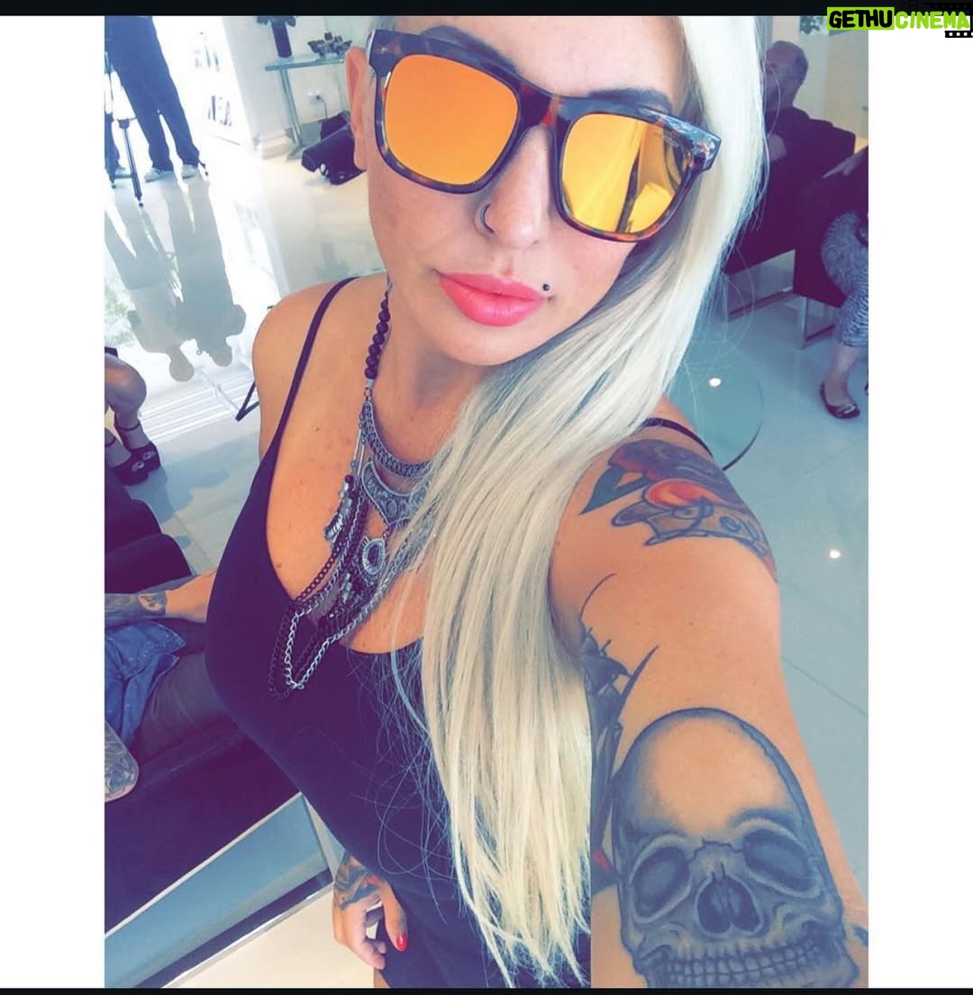 Sabrina Boing Boing - 375 Likes - #trend #2016 2016🔁2026 

Um ano bem intenso , como a maioria !  Resumo :
- Dj , convenções de tatuagem , muitas tatuagens , muitas gravações de #tv  destaque para @pgmsilviosantos 
Participei do filme #contratovitalicio @portadosfundos 
Participei do “reality” humor #oranchinho @redetv fui a grande vencedora levei 1 milhão 🌽 , amei muito vários animais entre eles a galinha “Cocó” que foi a minha companheira de gravação .
Viajei muitoooo , lembro de decepções e superações 🙌🏻
Ano do filme Esqtadrao Suicid@ eu cosplay da Arlequina e viciada em @gameofthrones  got amava a Daenerys (ainda amo) ! 

Acho que é isso !  Só decidi que vou mudar o visual 🤩