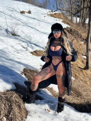 Sabrina Boing Boing Instagram - Foto de Biquine na neve ( se joga) ❄️❄️❄️ se não for pra deitar e rolar nem vou ! 
E não poderia ser qualquer neve , foi nas #olimpiadasdeinverno em #cortinadampezzo #milano 🇮🇹 #italy 
Sem dúvida a medalha de ouro 🥇 é minha ! 

Porque não senti frio , não fiquei doente e não fui presa 🚨😂😂😂

Adoro um desafio 😋

Foi uma experiência incrível e quero repetir ! Agora o desafio é esquiar de Bikini 🔥⛷️❄️