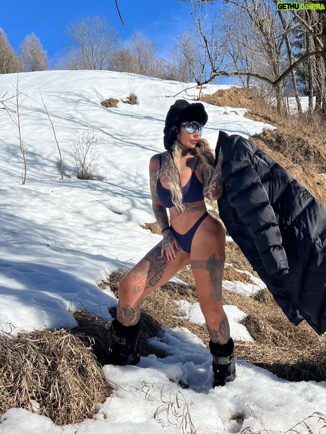 Sabrina Boing Boing - 482 Likes - Foto de Biquine na neve ( se joga) ❄️❄️❄️ se não for pra deitar e rolar nem vou ! 
E não poderia ser qualquer neve , foi nas #olimpiadasdeinverno em #cortinadampezzo #milano 🇮🇹 #italy 
Sem dúvida a medalha de ouro 🥇 é minha ! 

Porque não senti frio , não fiquei doente e não fui presa 🚨😂😂😂

Adoro um desafio 😋

Foi uma experiência incrível e quero repetir ! Agora o desafio é esquiar de Bikini 🔥⛷️❄️