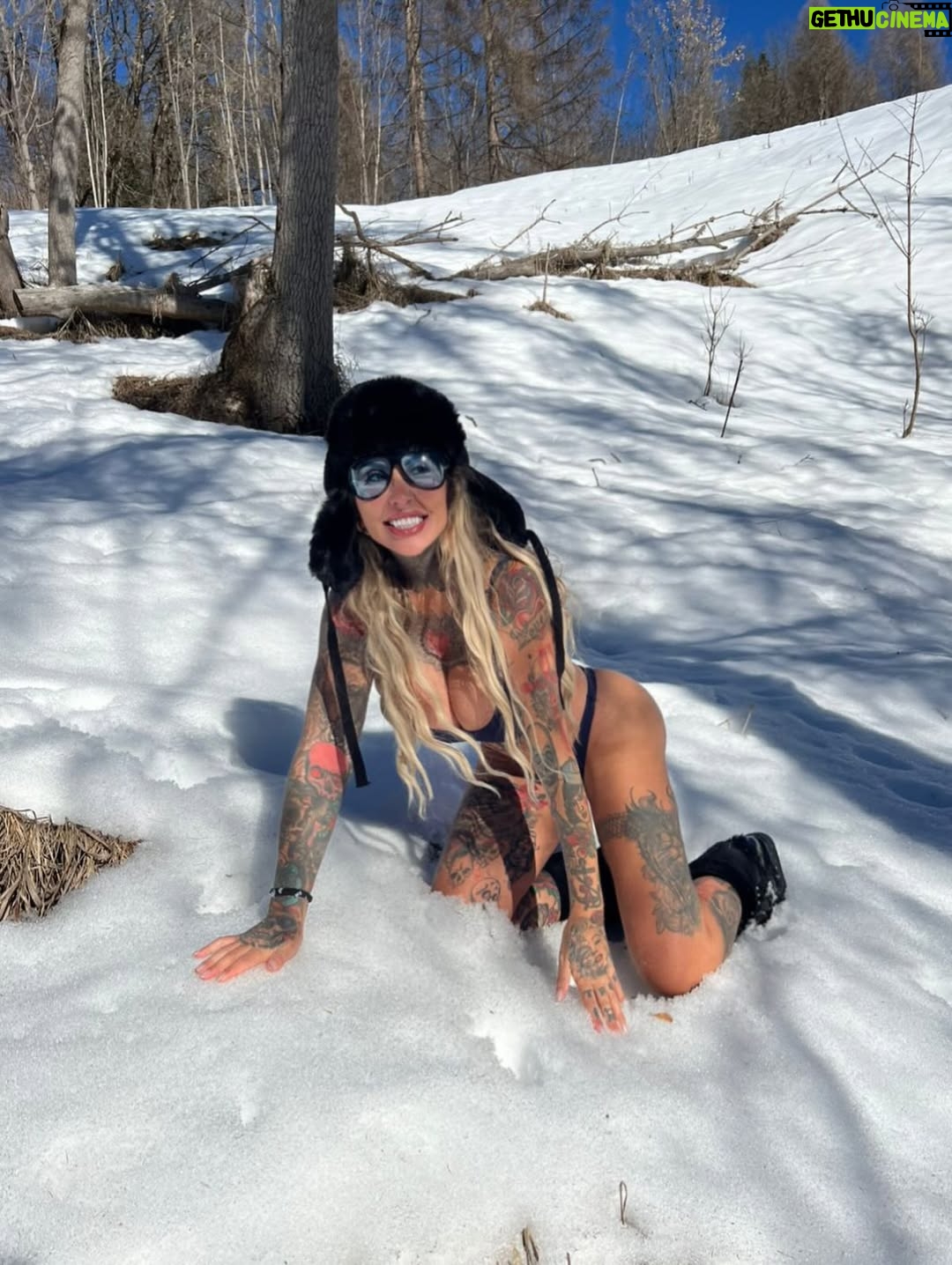 Sabrina Boing Boing - 482 Likes - Foto de Biquine na neve ( se joga) ❄️❄️❄️ se não for pra deitar e rolar nem vou ! 
E não poderia ser qualquer neve , foi nas #olimpiadasdeinverno em #cortinadampezzo #milano 🇮🇹 #italy 
Sem dúvida a medalha de ouro 🥇 é minha ! 

Porque não senti frio , não fiquei doente e não fui presa 🚨😂😂😂

Adoro um desafio 😋

Foi uma experiência incrível e quero repetir ! Agora o desafio é esquiar de Bikini 🔥⛷️❄️
