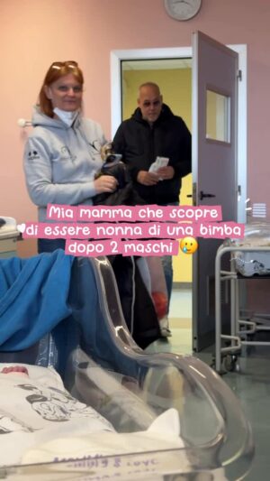 Sabrina Cereseto Instagram - Mia mamma che dopo la bugia ‘è il terzo maschietto💎’ scopre che è nata una femmina dopo due maschi 🥰❤️