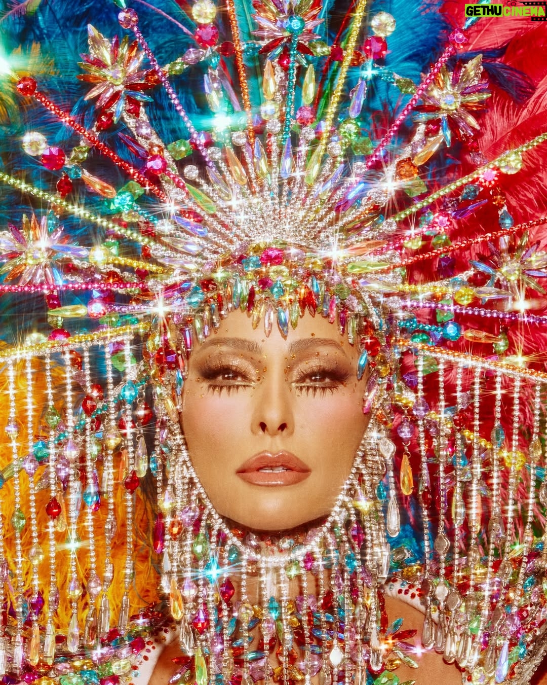 Sabrina Sato - 287.9K Likes - Hoje eu sou a Aquarela de Heitor dos Prazeres e da minha Unidos de Vila Isabel. Vamos colorir a Sapucaí com o nosso desfile! 

Heitor pintou o povo. Pintou o cotidiano do brasileiro com dignidade. Pintou o samba , o trabalho, o morro, a rua. Ele enxergou beleza onde muitos nao viam. Heitor eternizou o simples! 

E minha Vila vai fazer história misturando cores, gente, som, memória e coragem. É o pincel que vira tambor. É tambor que vira coração batendo no compasso da comunidade.

Hoje a Vila não desfila, ela colore.
E a gente vai pintar essa noite juntos!
Vamos minha Vila Isabel!