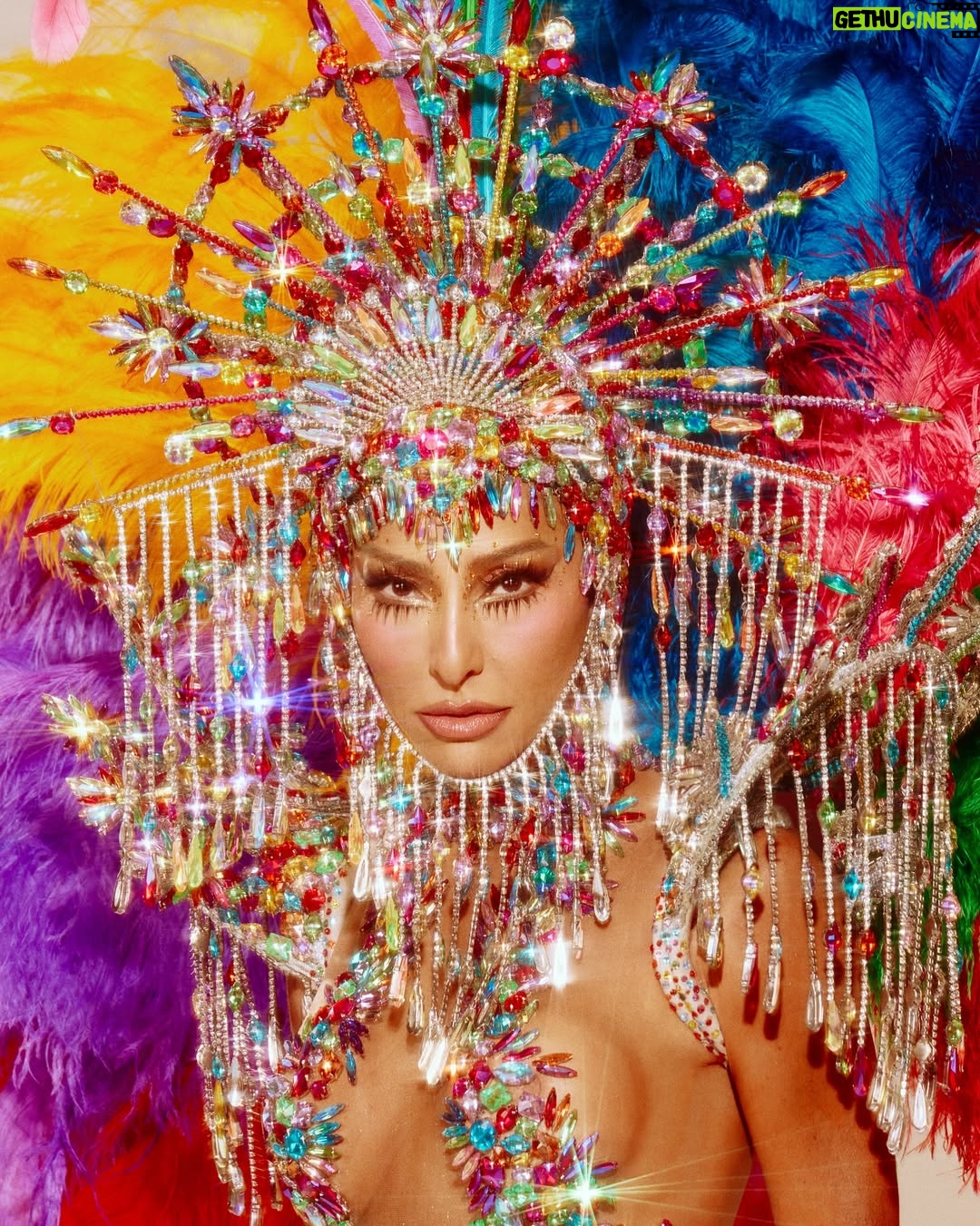 Sabrina Sato - 287.9K Likes - Hoje eu sou a Aquarela de Heitor dos Prazeres e da minha Unidos de Vila Isabel. Vamos colorir a Sapucaí com o nosso desfile! 

Heitor pintou o povo. Pintou o cotidiano do brasileiro com dignidade. Pintou o samba , o trabalho, o morro, a rua. Ele enxergou beleza onde muitos nao viam. Heitor eternizou o simples! 

E minha Vila vai fazer história misturando cores, gente, som, memória e coragem. É o pincel que vira tambor. É tambor que vira coração batendo no compasso da comunidade.

Hoje a Vila não desfila, ela colore.
E a gente vai pintar essa noite juntos!
Vamos minha Vila Isabel!