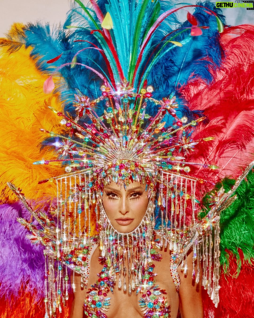 Sabrina Sato - 287.9K Likes - Hoje eu sou a Aquarela de Heitor dos Prazeres e da minha Unidos de Vila Isabel. Vamos colorir a Sapucaí com o nosso desfile! 

Heitor pintou o povo. Pintou o cotidiano do brasileiro com dignidade. Pintou o samba , o trabalho, o morro, a rua. Ele enxergou beleza onde muitos nao viam. Heitor eternizou o simples! 

E minha Vila vai fazer história misturando cores, gente, som, memória e coragem. É o pincel que vira tambor. É tambor que vira coração batendo no compasso da comunidade.

Hoje a Vila não desfila, ela colore.
E a gente vai pintar essa noite juntos!
Vamos minha Vila Isabel!