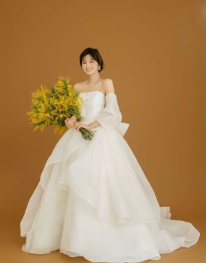Sae Okazaki Instagram - 女性が一度は憧れるドレスショップ
@juno_weddingdress 
@fiorebianca_wedding 
が主催する国際女性デーに向けたチャリティー企画に参加しました。

美しいレースが印象的だったり、軽やかなのに着てみると大人っぽいラインだったり、見るのと実際に着てみるのとじゃまた違った雰囲気で驚きました😳
とっても楽しい撮影でした！！
みんなはどのドレスが好き？

インタビュー記事も読んでくれると嬉しいです😌

着用ドレス
👗フラワーレースのAラインドレス(ELIE SAAB/取り扱いショップ JUNO)
👗フロントリボンのAラインドレス(@esum_wedding/取り扱いショップ JUNO・Fiore Bianca)
👗総レースのマーメイドドレス(ANNE BARGE/取り扱いショップ Fiore Bianca)

#esum
#エリーサーブ
#ウェディングドレス
#国際女性デー