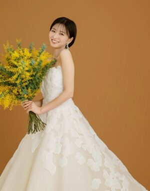 Sae Okazaki Instagram - 女性が一度は憧れるドレスショップ
@juno_weddingdress 
@fiorebianca_wedding 
が主催する国際女性デーに向けたチャリティー企画に参加しました。

美しいレースが印象的だったり、軽やかなのに着てみると大人っぽいラインだったり、見るのと実際に着てみるのとじゃまた違った雰囲気で驚きました😳
とっても楽しい撮影でした！！
みんなはどのドレスが好き？

インタビュー記事も読んでくれると嬉しいです😌

着用ドレス
👗フラワーレースのAラインドレス(ELIE SAAB/取り扱いショップ JUNO)
👗フロントリボンのAラインドレス(@esum_wedding/取り扱いショップ JUNO・Fiore Bianca)
👗総レースのマーメイドドレス(ANNE BARGE/取り扱いショップ Fiore Bianca)

#esum
#エリーサーブ
#ウェディングドレス
#国際女性デー